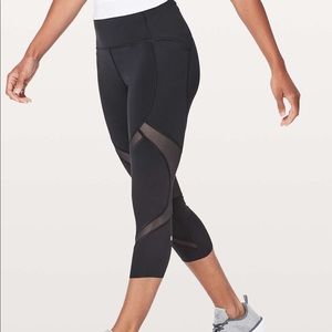 Lululemon on pace crop size 6